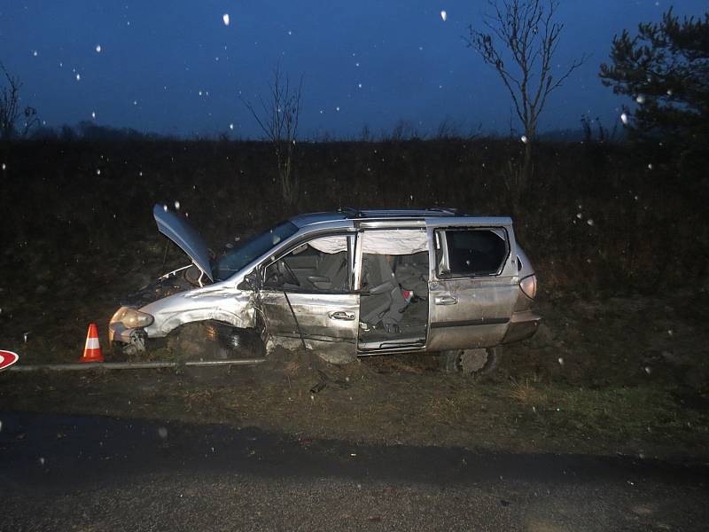 V posledních dnech výrazně přibylo nehod, za nimiž stojí únava řidiče. Jednu takovou řešili policisté v pátek ráno u Dolního Lochova.