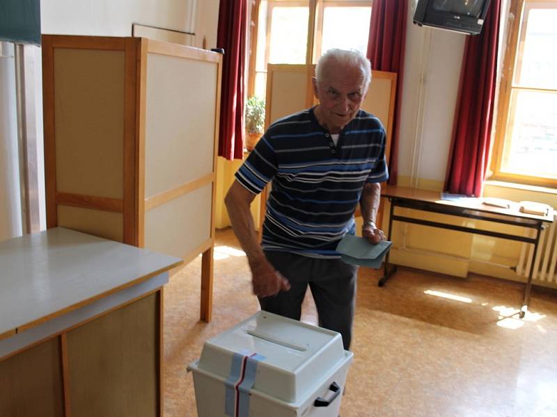 Začátek voleb do evropského parlamentu v Jičíně.