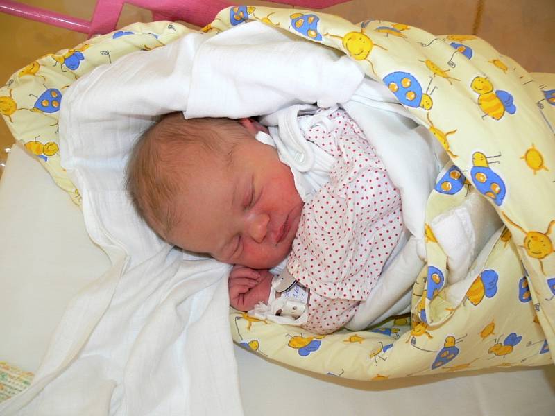 KLÁRA TEREZA KOŤÁTKOVÁ poprvé spatřila své rodiče Markétu a Petra Koťátkovy 18. března, vážila 3,6 kg a měřila 51 cm. Doma na Prachově se už na ni těšily sestřičky jedenáctiletá Marie a osmiletá Barbora.  