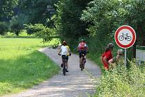 Ráj pro turisty a cyklisty. Kost a s ní spojené údolí Plakánek láká lidi na kolech i bez nich. Do údolí je kvůli bezpečnosti a ochraně přírody vjezd na kole zakázán.