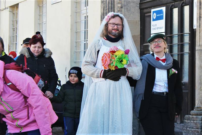 Po covidové pauze se Hořicemi opět prohnal veselý masopustní rej. Nechyběl dobrý truňk, zabijačkové hody, tanec a živá hudba.