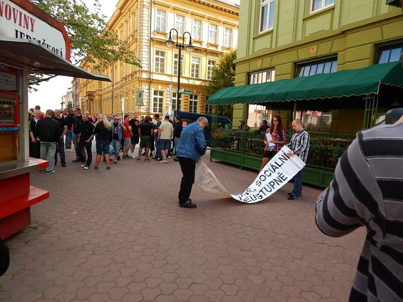 Poklidný začátek demonstrace v Jičíně.