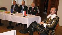 Konference o česko-polské kultuře za přítomnosti vévody Valdštejna.
