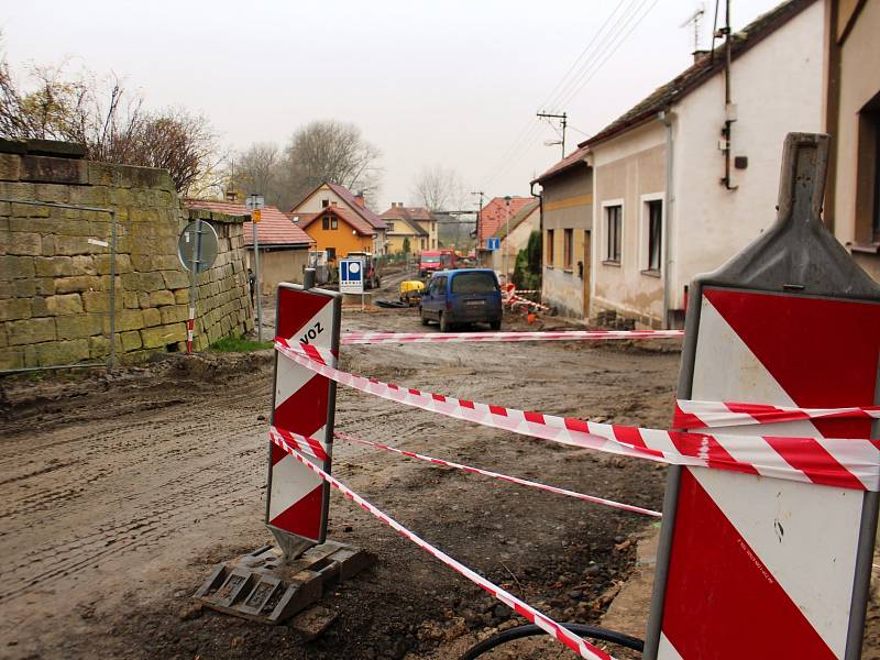 HARMONOGRAM PRACÍ se posouvá. Podobnou situaci lze očekávat i při stavební rekonstrukci druhé části vozovky.