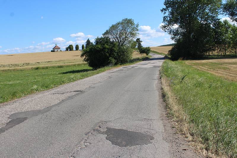 Objízdná trasa z Kopidlna do Jičíněvsi. Řidiči zde nedodržují třicítku, silnice  je zaplátovaná a úzká pro jízdu kamionů.