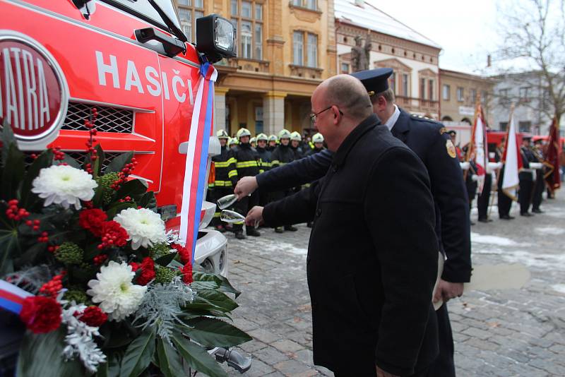 Novopačtí dobrovolní hasiči převzali nový vůz za více než šest milionů korun.