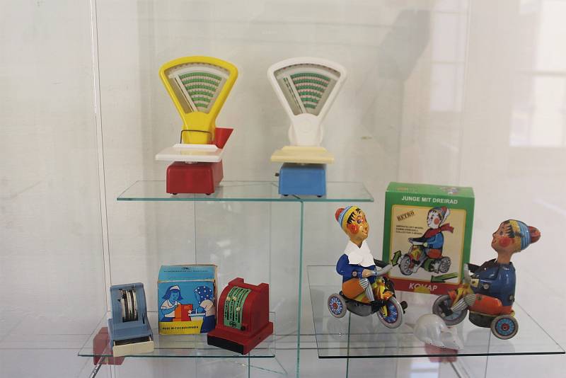 Plechové mechanické hračky firem KOVAP a KADEN se staly legendami, které dodnes lákají děti i dospělé.