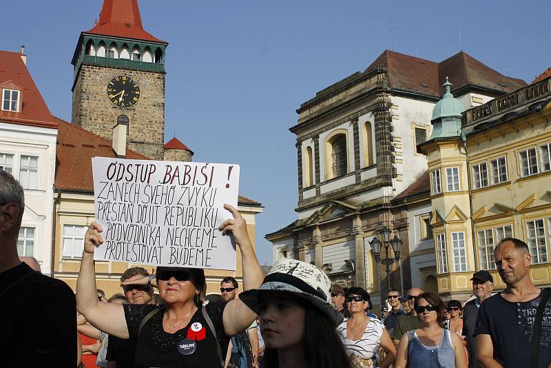 Na demonstraci proti Andreji Babišovi přišlo v Jičíně pět set lidí.