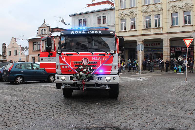 Novopačtí dobrovolní hasiči převzali nový vůz za více než šest milionů korun.