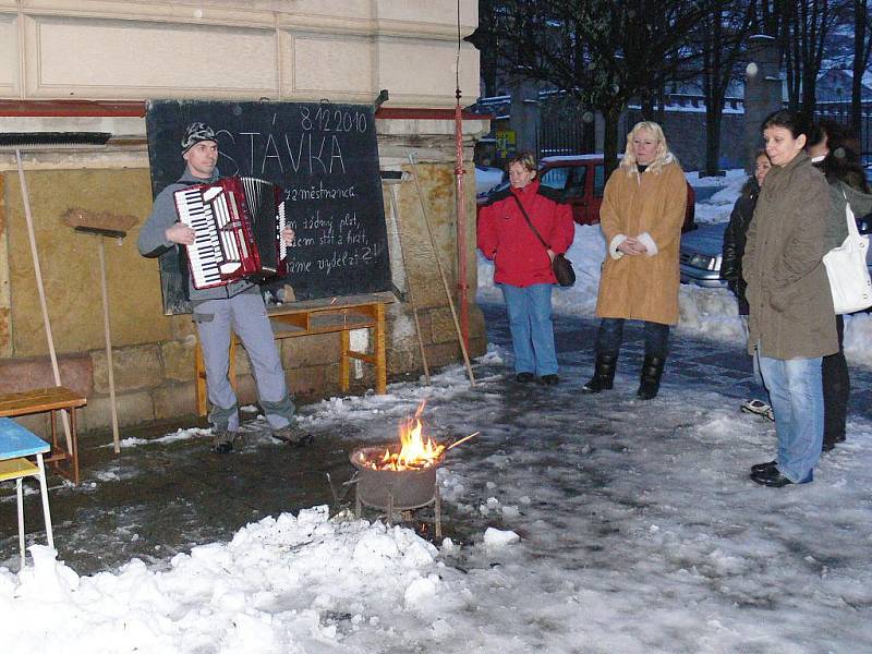 Stávkující provozní zaměstnanci jičínské 1. ZŠ.