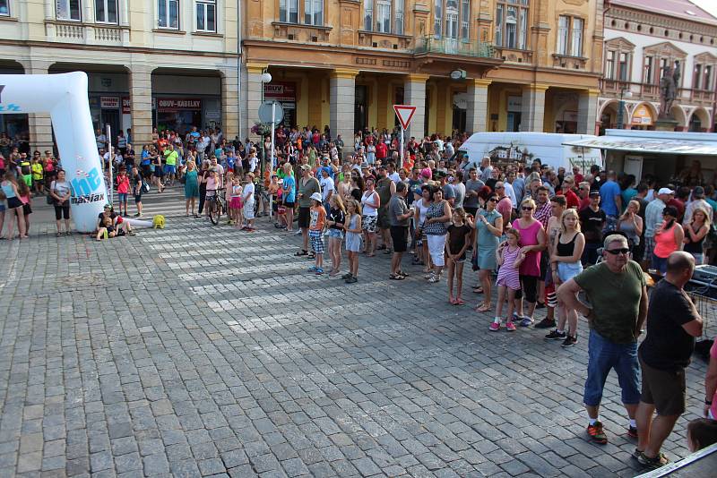 Daniela Polmana, který dokončil extrémní cyklistický závod napříč Amerikou, vítala Nová Paka. Amatérský cyklista se davu poklonil a poděkoval za přízeň fanoušků, která ho hnala do cíle nejtěžšího a nejdelšího závodu světa.