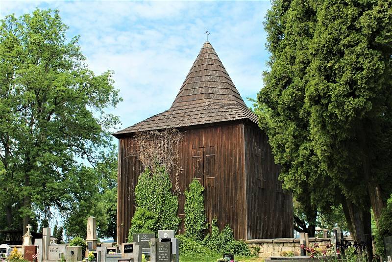 Stará dřevěná zvonice.