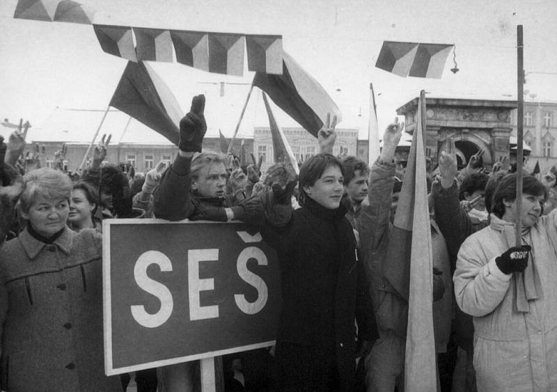 Manifestace z roku 1989 na Gottwaldově náměstí v Jičíně se konala ještě pod heslem  ZA STUDENTY – ZA SOCIALISMUS. 