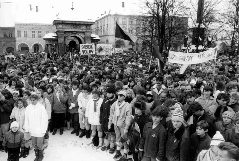 Manifestace z roku 1989 na Gottwaldově náměstí v Jičíně se konala ještě pod heslem  ZA STUDENTY – ZA SOCIALISMUS.