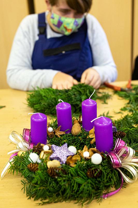 Studenti zahradnické školy v Kopidlně připravují adventní věnce na poslední chvíli. Ve středu jim začala praktická vyuka a hned se vrhli na vázání věnců aby stihli první adventní neděli.