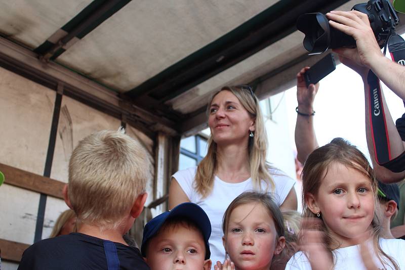 Daniela Polmana, který dokončil extrémní cyklistický závod napříč Amerikou, vítala Nová Paka. Amatérský cyklista se davu poklonil a poděkoval za přízeň fanoušků, která ho hnala do cíle nejtěžšího a nejdelšího závodu světa.