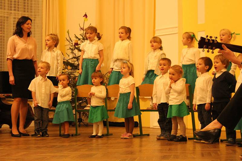 V novopackém Hotelu Centrál, který se pyšní zrekonstruovaným vchodem a částí podloubí, se odehrál adventní koncert žáků mateřské a základní školy Brána.