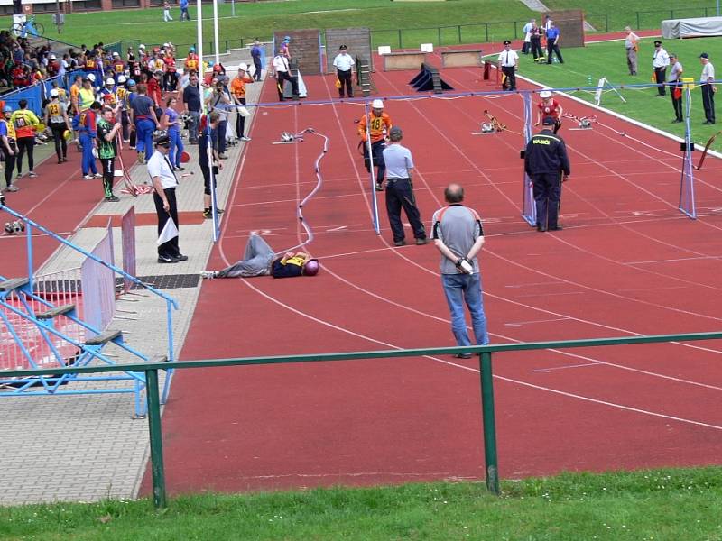 Z okresního kola požárního sportu v Jičíně.