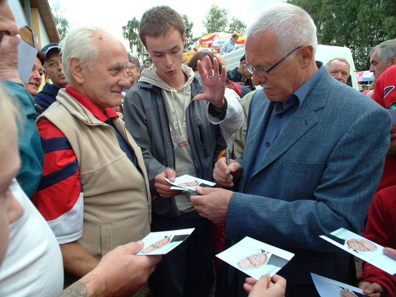 Prezident Václav Klaus návštěvou na Volejbalové Dřevěnici roku 2005.