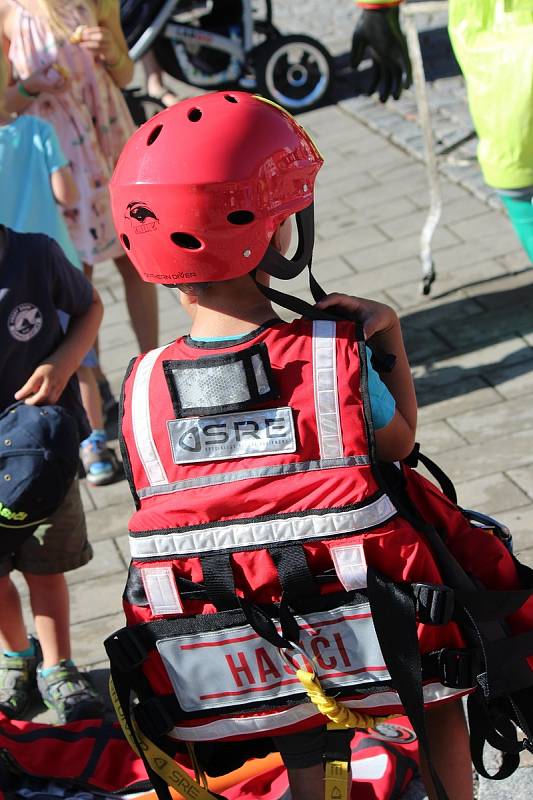 Holky a kluci se na návštěvu připravily, přinesli si hasičská trička, kšiltovky i hračky. "Všechno musí mít hasičské," smála se jedna s maminek.