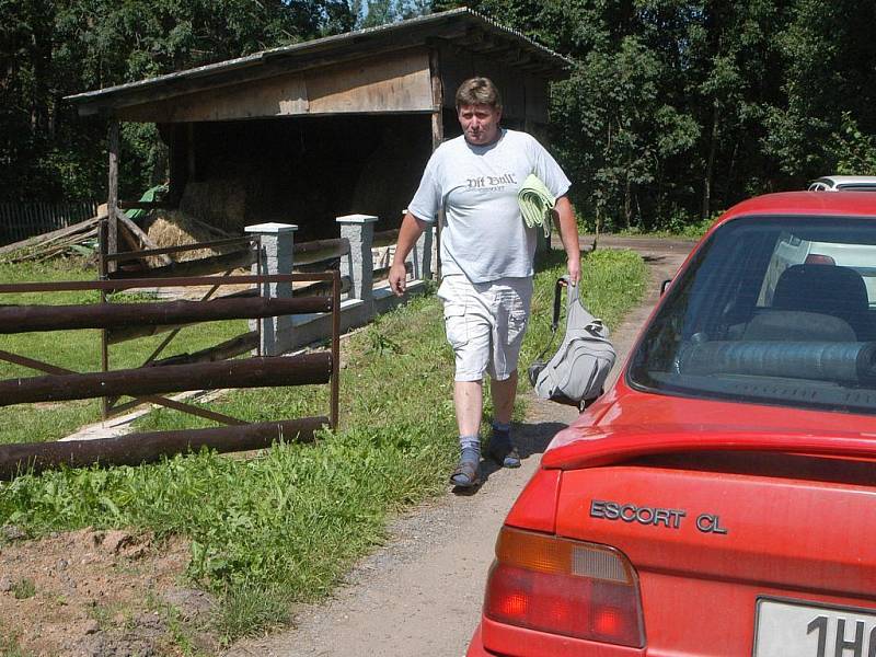 Ivetky otec nese věci do nemocnice.