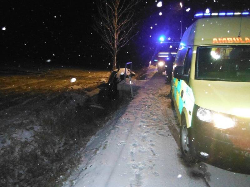 Nehoda automobilu v Jahodné u Červené Třemešné.