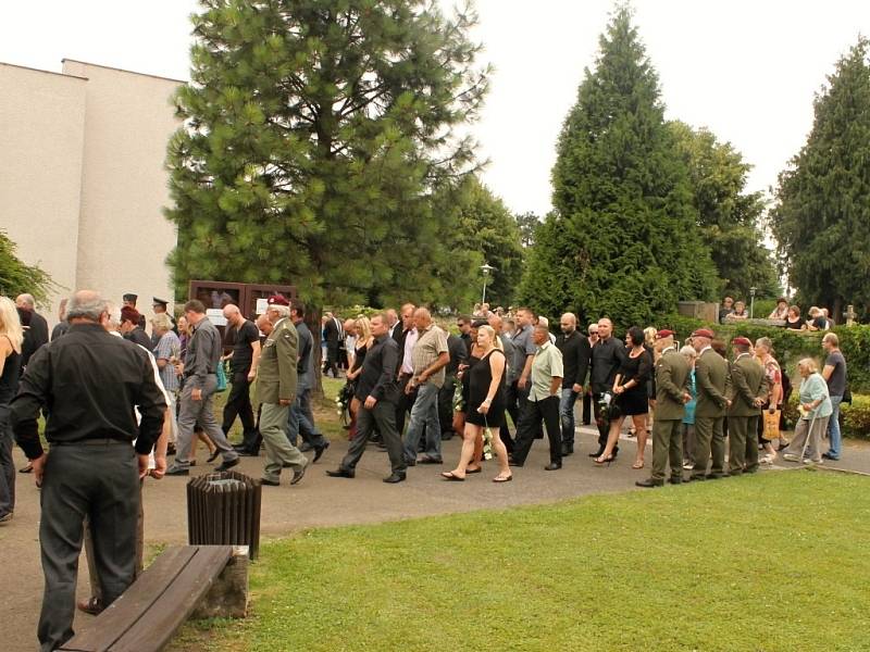 Vojenský pohřeb četaře Ivo Klusáka v jičínské smuteční síni.