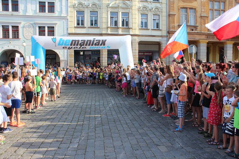 Daniela Polmana, který dokončil extrémní cyklistický závod napříč Amerikou, vítala Nová Paka. Amatérský cyklista se davu poklonil a poděkoval za přízeň fanoušků, která ho hnala do cíle nejtěžšího a nejdelšího závodu světa.