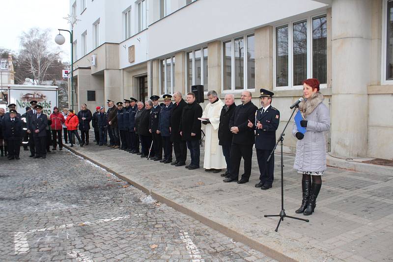 Novopačtí dobrovolní hasiči převzali nový vůz za více než šest milionů korun.