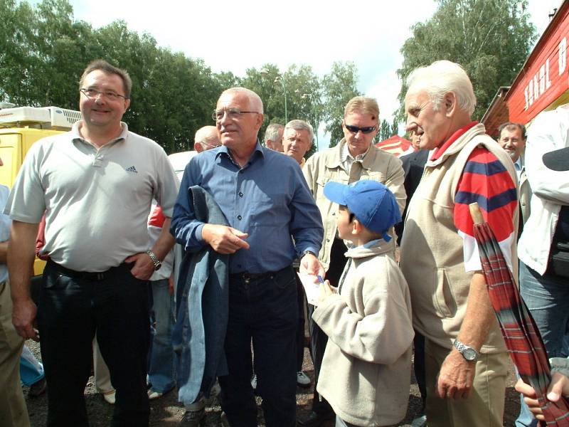 Prezident Václav Klaus návštěvou na Volejbalové Dřevěnici roku 2005.