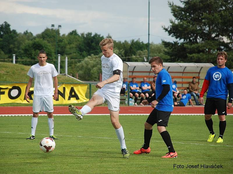 Benefiční utkání jičínských fotbalistů a házenkářů.