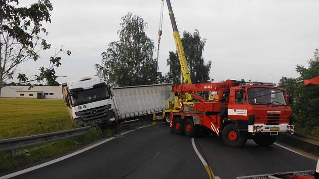 Dopravní nehoda nákladního automobilu uzavřela na několik hodin silnici u Hořic.