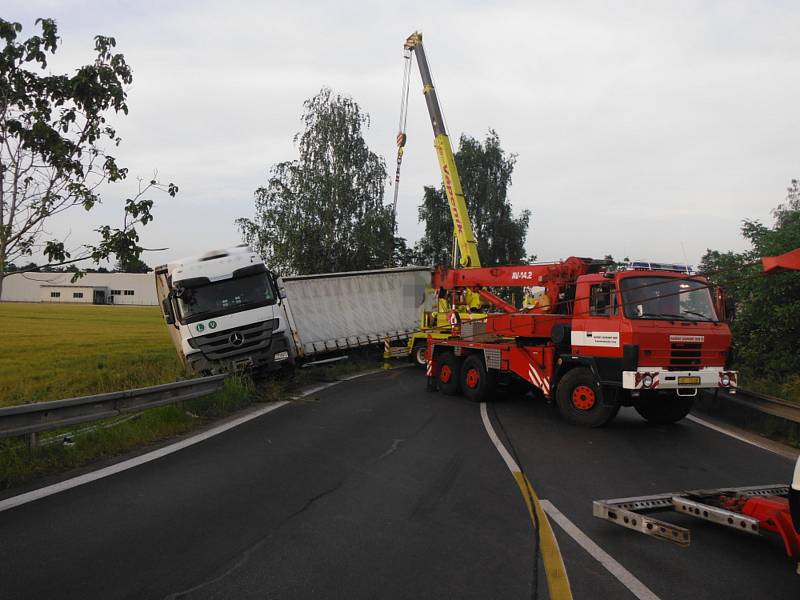 Dopravní nehoda nákladního automobilu uzavřela na několik hodin silnici u Hořic.