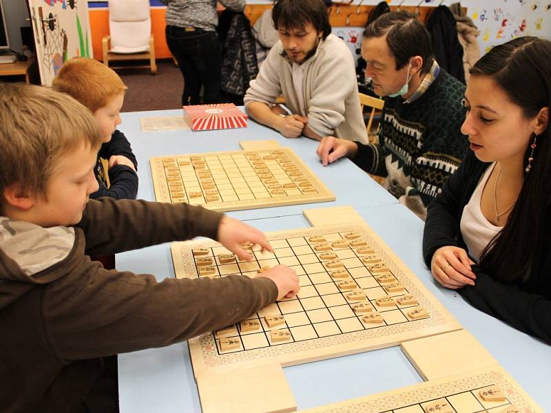 Hra japonských shogi v jičínském Káčku.