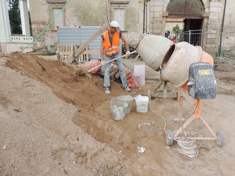 Renovace zdí u Valdštejnské lodžie.