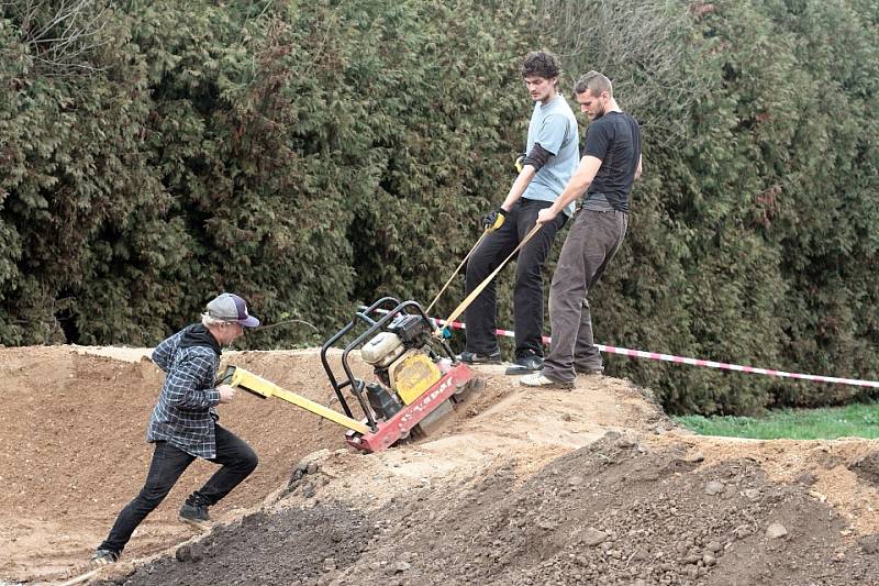 Dráha pro cyklisty v ulici Pod Koželuhy.