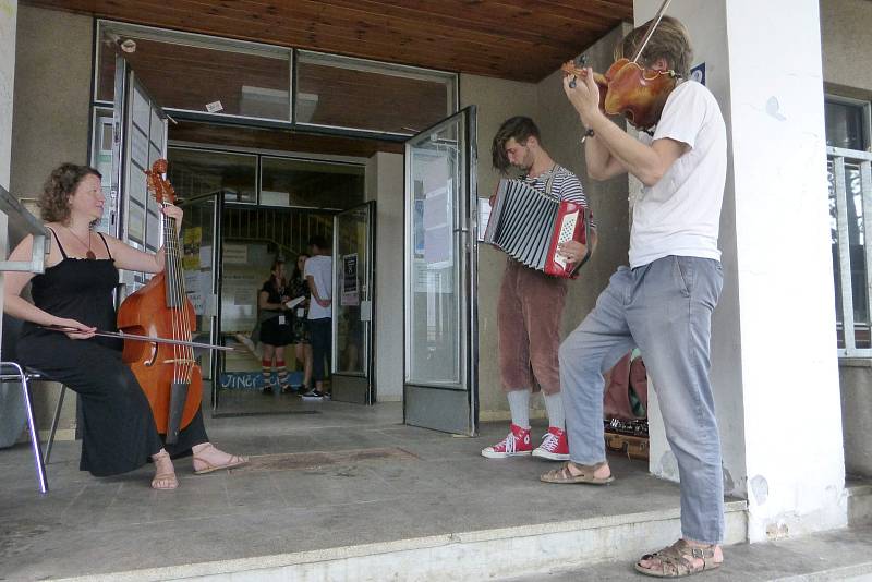 Letošní ročník festivalu si posvítil na panelová sídliště a přivedl kulturní akce na neobvyklá mí