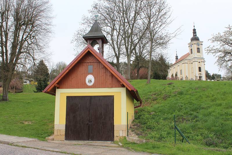 Hasičskou zbrojnici se vedení města snažilo opravit tak, aby nenarušila výhled na kostel sv. Petra a Pavla.