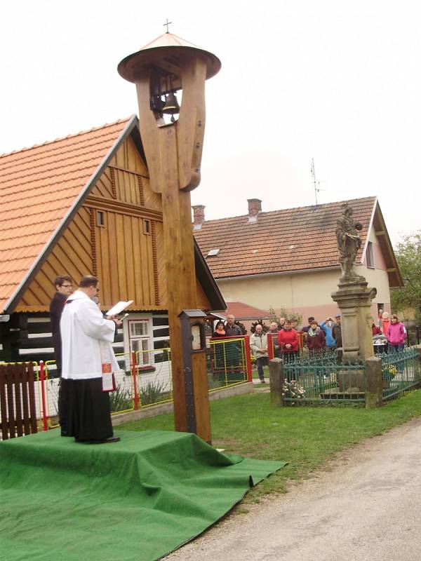 Svěcení obnovené zvoničky ve Vlkanově.