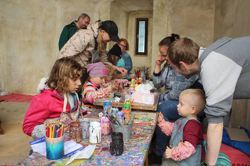 Nově zrevitalizovaný hrad otevřel své brány davům turistů, pro které byl připravený kulturní program, prohlídky, mučírna i nově zpřístupněné přízemí s plastikou hradu, portréty majitelů a vizualizacemi původní podoby Kosti.