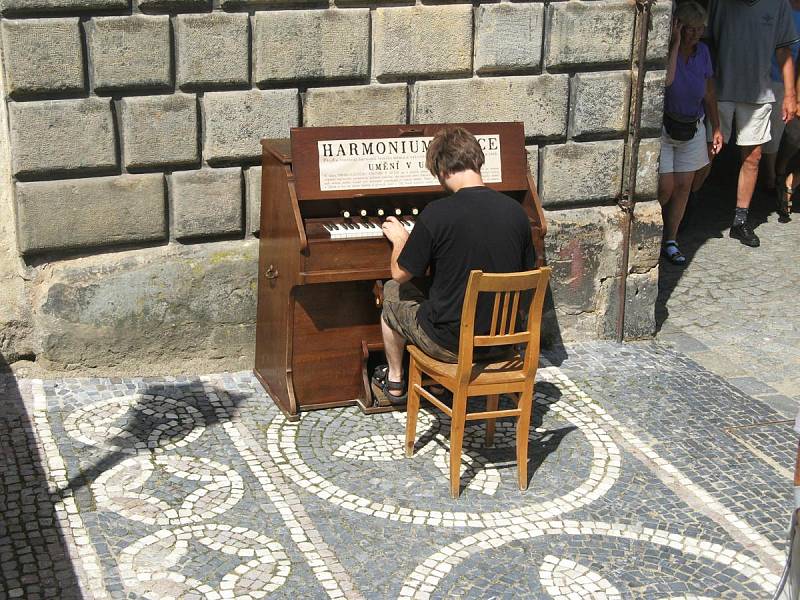 Harmonium v centru Jičína.