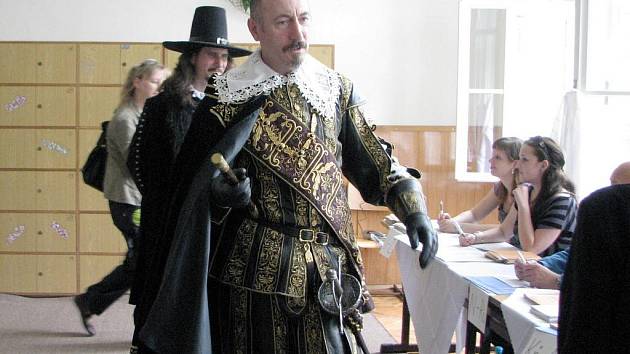 Vévoda Albrecht z Valdštejna navštívil v Jičíně také jednu z volebních místností, avšak volit nemohl.