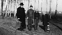 S dědou Josefem jdeme na houby (rok 1958).