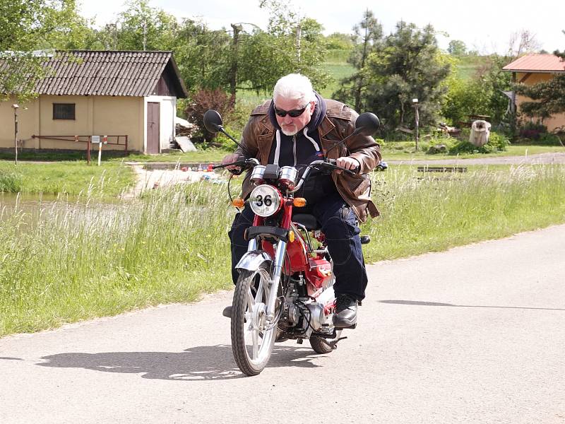 Poslední květnovou sobotu bylo v kempu v Lužanech u Jičína pořádně rušno, uskutečnila se zde tradiční vyjížďka 19. ročníku „Sendražické Padede“ na motocyklech o objemu max. 50 ccm.