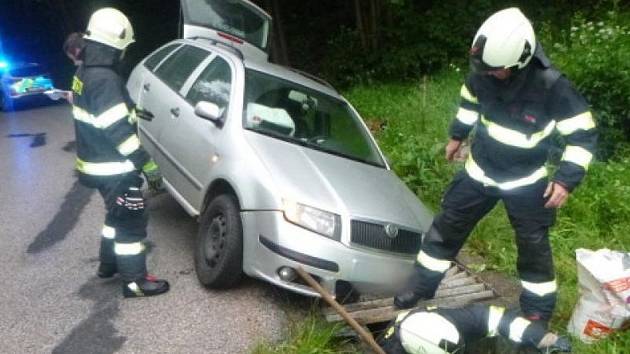 Ve Vidochově bouralo auto, skončilo v příkopě.