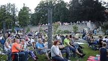 Promítání filmu Bohemian Rhapsody v jičínském letním kině předcházel koncert kapely Prague Queen.