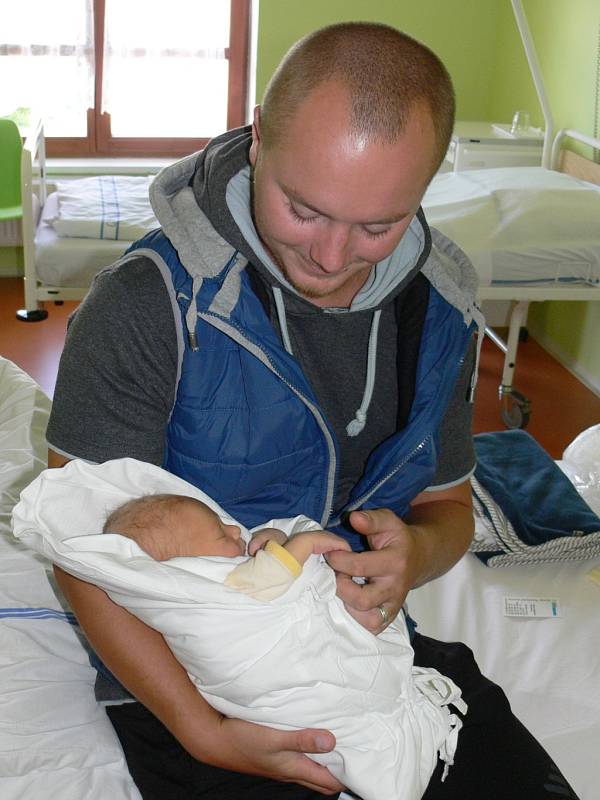 MATYÁŠ KUBEC dělá radost svým rodičům Veronice a Tomáši Kubcovým od pátku 2. září, kdy přišel na svět v jičínské porodnici s váhou 2,9 kg a mírou 49 cm. Své první děťátko si odvezli domů do Turnova