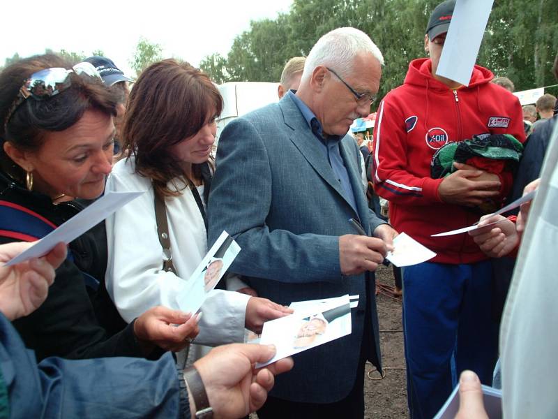 Prezident Václav Klaus návštěvou na Volejbalové Dřevěnici roku 2005.