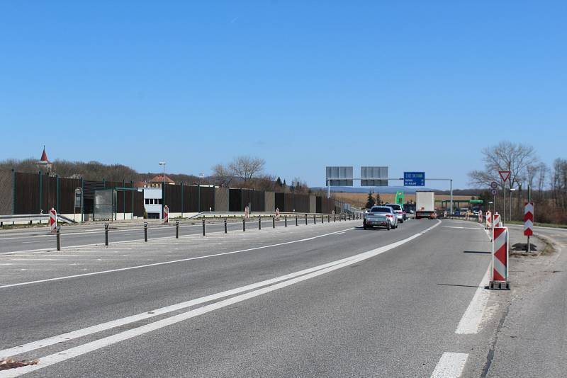 Oprava silnice I/16 Úlibice - Robousy potrvá do začátku června a s ní i omezení provozu.