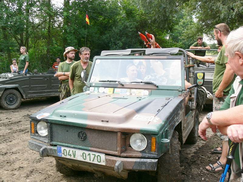 Sraz armádních vozidel pod Zebínem.